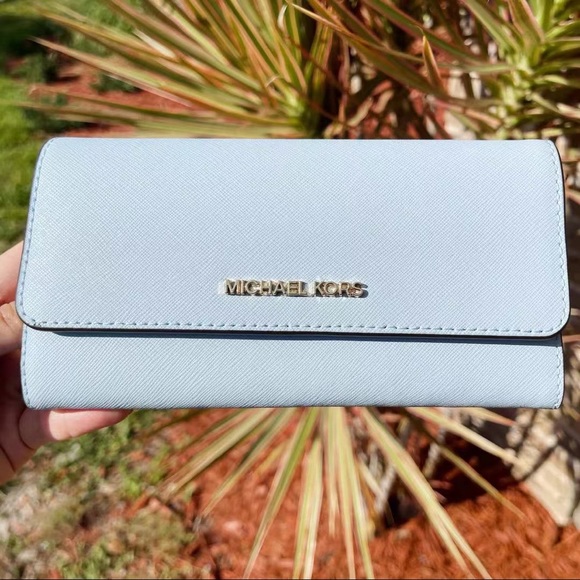 Michael Kors Handbags - 👜💕NWT Michel Kors Large Trifold Wallet